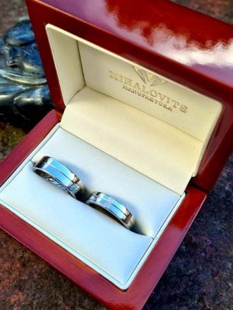 gold titanium wedding ring